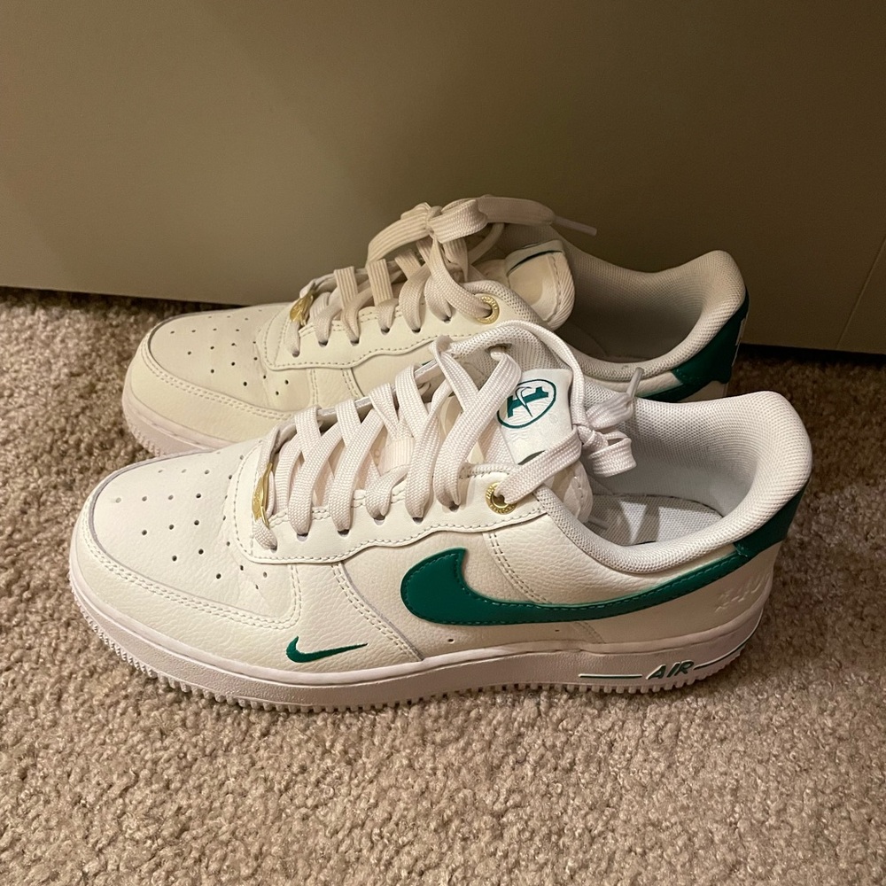Nike Air Force 1 '07 40th anniversary sneakers in sail white and malachite green